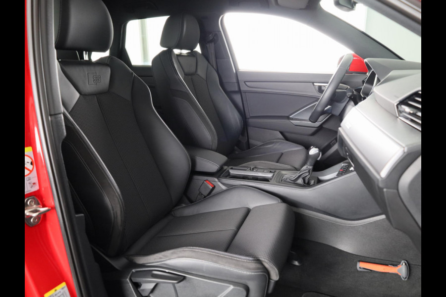 Audi Q3 45 TFSI e S edition 245pk | Navigatie | Trekhaak | Adaptieve cruise controle | 3 spaaks afgevlakt stuurwiel | 19 inch Lichtmetalen velgen