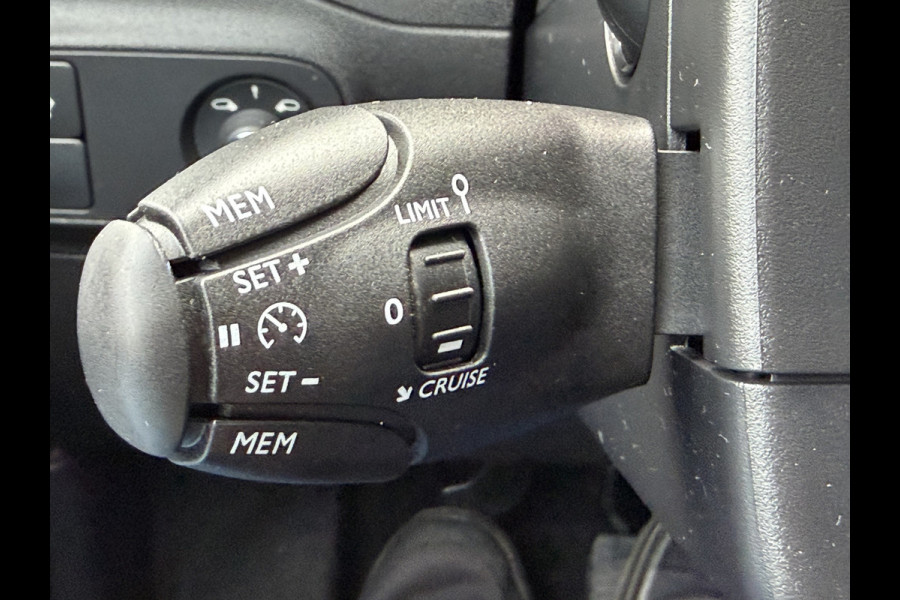 Citroën C3 82pk Shine (Trekhaak - Stoelverwarming - Camera - Navigatie via App - Automatische Airco - Parkeersensoren)