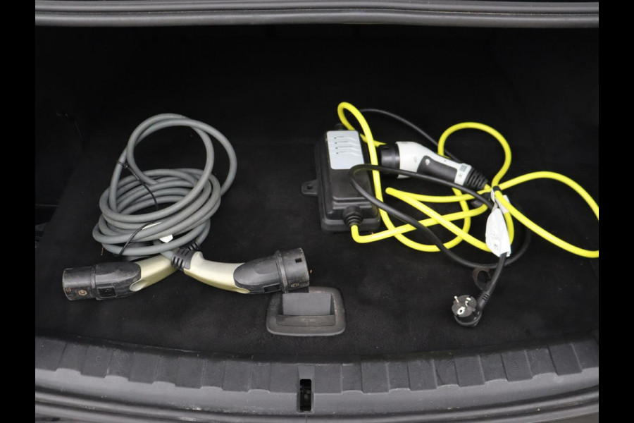 BMW 3-serie 320e Business Edition Plus | Leder | Stoelverwarming | Live Cockpit | Carplay | Navigatie | Full LED | Parkeerhulp | Climate control | Bluetooth | PHEV | Plug In