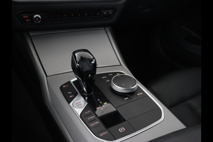 BMW 3-serie 320e Business Edition Plus | Leder | Stoelverwarming | Live Cockpit | Carplay | Navigatie | Full LED | Parkeerhulp | Climate control | Bluetooth | PHEV | Plug In