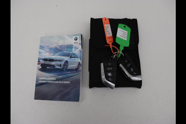 BMW 3-serie 320e Business Edition Plus | Leder | Stoelverwarming | Live Cockpit | Carplay | Navigatie | Full LED | Parkeerhulp | Climate control | Bluetooth | PHEV | Plug In