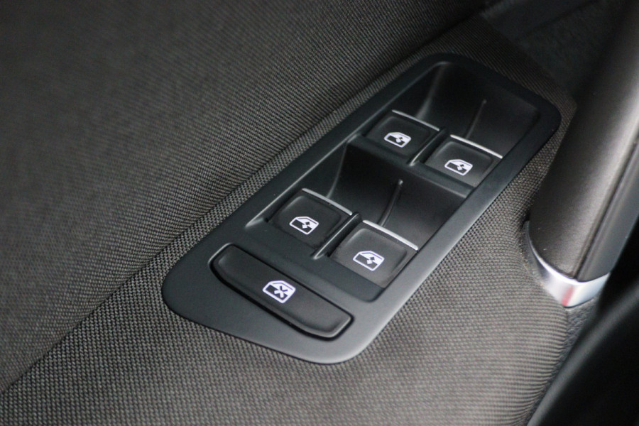 Volkswagen Golf 7.5 1.5 TSI Highline Business R-Line Panoramadak, Virtual Cockpit, Apple CarPlay, ACC, LED, Origineel NL, NAP,  Dealer onderhouden