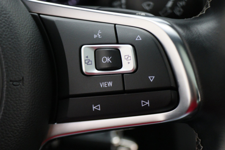 Volkswagen Golf 7.5 1.5 TSI Highline Business R-Line Panoramadak, Virtual Cockpit, Apple CarPlay, ACC, LED, Origineel NL, NAP,  Dealer onderhouden