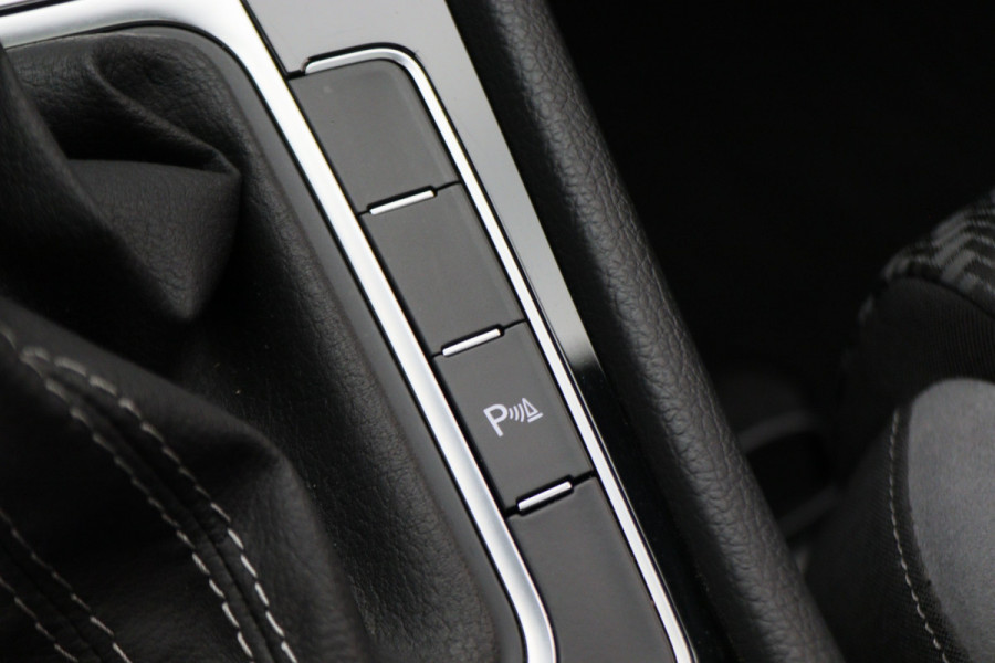 Volkswagen Golf 7.5 1.5 TSI Highline Business R-Line Panoramadak, Virtual Cockpit, Apple CarPlay, ACC, LED, Origineel NL, NAP,  Dealer onderhouden