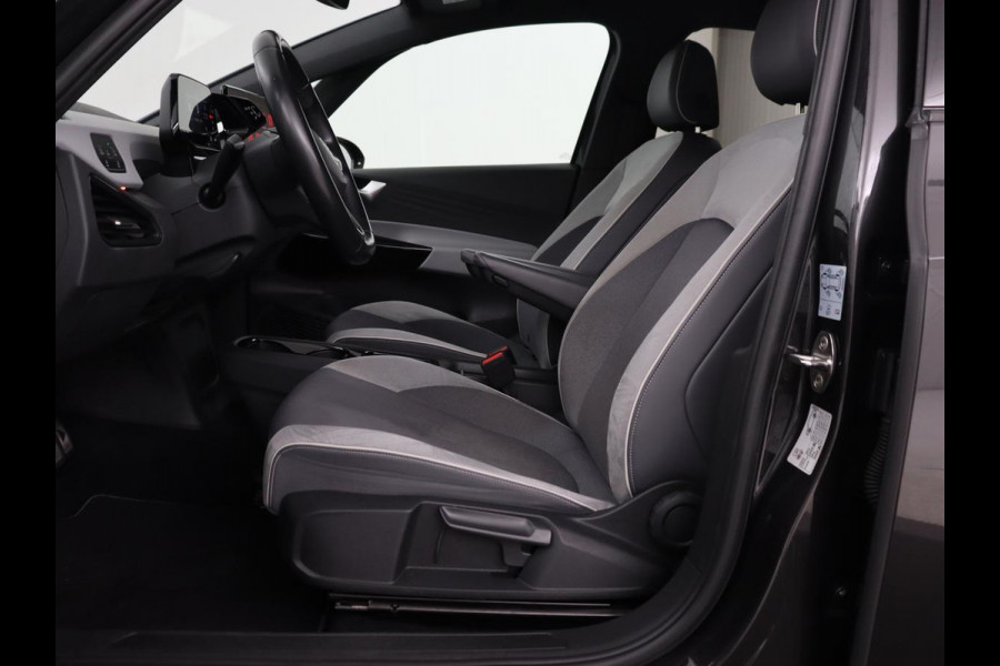 Volkswagen ID.3 First Plus 58 kWh | Stoel & stuurverwarming | Camera | Adaptive cruise | Sfeerverlichting | Carplay | Navigatie | Matrix LED | Parkeerhulp | Sfeerverlichting | Climate control