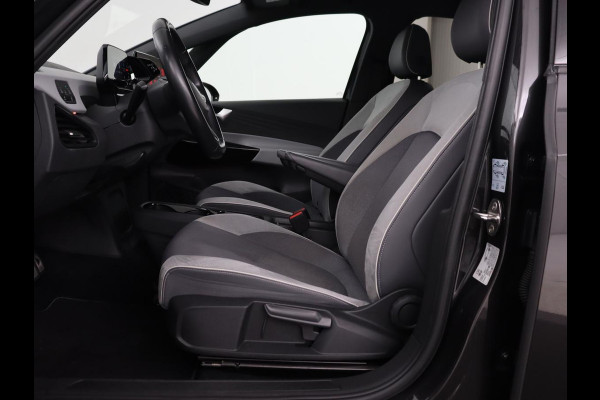 Volkswagen ID.3 First Plus 58 kWh | Stoel & stuurverwarming | Camera | Adaptive cruise | Sfeerverlichting | Carplay | Navigatie | Matrix LED | Parkeerhulp | Sfeerverlichting | Climate control