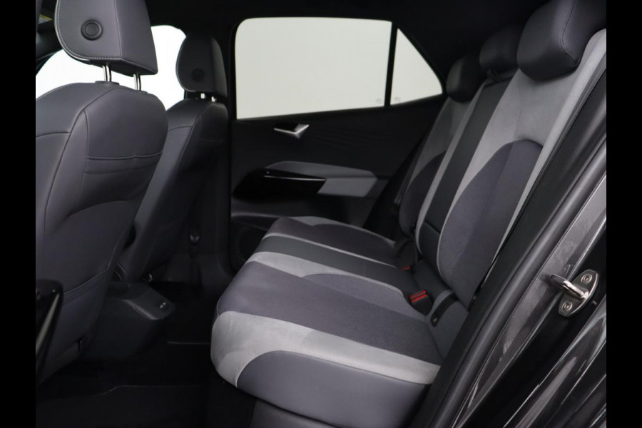 Volkswagen ID.3 First Plus 58 kWh | Stoel & stuurverwarming | Camera | Adaptive cruise | Sfeerverlichting | Carplay | Navigatie | Matrix LED | Parkeerhulp | Sfeerverlichting | Climate control