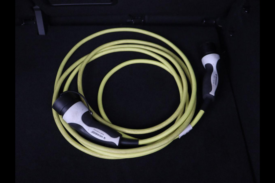 Volkswagen ID.3 First Plus 58 kWh | Stoel & stuurverwarming | Camera | Adaptive cruise | Sfeerverlichting | Carplay | Navigatie | Matrix LED | Parkeerhulp | Sfeerverlichting | Climate control