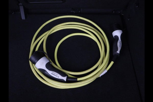 Volkswagen ID.3 First Plus 58 kWh | Stoel & stuurverwarming | Camera | Adaptive cruise | Sfeerverlichting | Carplay | Navigatie | Matrix LED | Parkeerhulp | Sfeerverlichting | Climate control