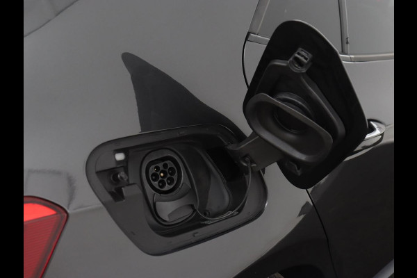 Volkswagen ID.3 First Plus 58 kWh | Stoel & stuurverwarming | Camera | Adaptive cruise | Sfeerverlichting | Carplay | Navigatie | Matrix LED | Parkeerhulp | Sfeerverlichting | Climate control