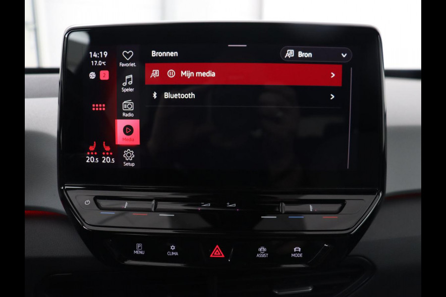 Volkswagen ID.3 First Plus 58 kWh | Stoel & stuurverwarming | Camera | Adaptive cruise | Sfeerverlichting | Carplay | Navigatie | Matrix LED | Parkeerhulp | Sfeerverlichting | Climate control