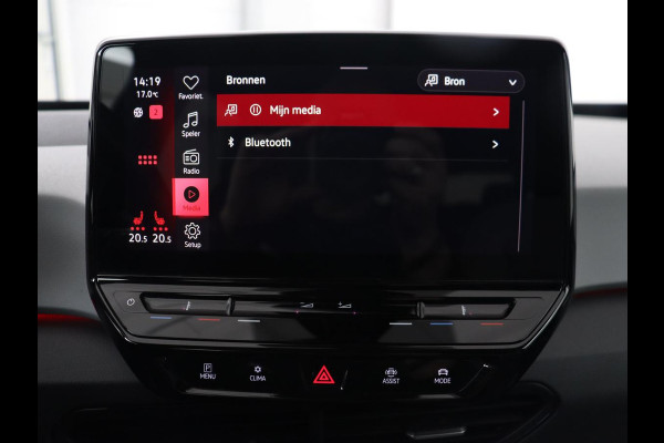 Volkswagen ID.3 First Plus 58 kWh | Stoel & stuurverwarming | Camera | Adaptive cruise | Sfeerverlichting | Carplay | Navigatie | Matrix LED | Parkeerhulp | Sfeerverlichting | Climate control