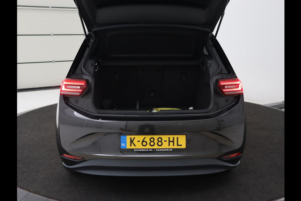 Volkswagen ID.3 First Plus 58 kWh | Stoel & stuurverwarming | Camera | Adaptive cruise | Sfeerverlichting | Carplay | Navigatie | Matrix LED | Parkeerhulp | Sfeerverlichting | Climate control