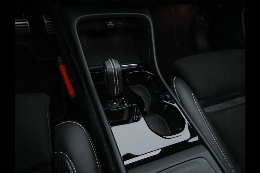Volvo XC40 Recharge P8 AWD R-Design [ 3-Fase ] {SOH-89%} (INCL-BTW) *PANO | LEATHER-MICROFIBRE | DIGI-COCKPIT | FULL-LED | NAVI-FULLMAP | ECC | CARPLAY | PDC | KEYLESS | HEATED-SPORTSEATS | BLIS | PRIVACY-GLASS | 20"ALU*