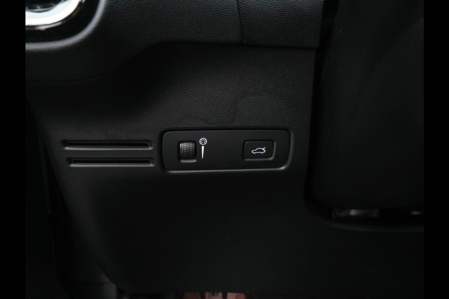 Volvo XC40 Recharge P8 AWD R-Design [ 3-Fase ] {SOH-89%} (INCL-BTW) *PANO | LEATHER-MICROFIBRE | DIGI-COCKPIT | FULL-LED | NAVI-FULLMAP | ECC | CARPLAY | PDC | KEYLESS | HEATED-SPORTSEATS | BLIS | PRIVACY-GLASS | 20"ALU*