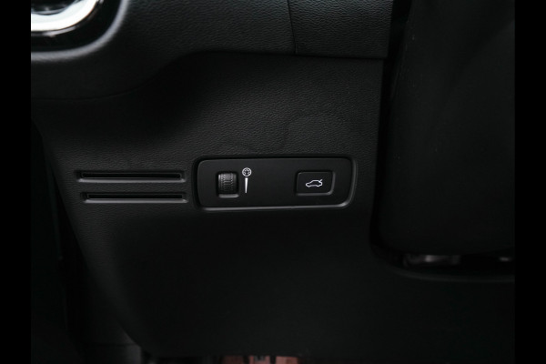 Volvo XC40 Recharge P8 AWD R-Design [ 3-Fase ] {SOH-89%} (INCL-BTW) *PANO | LEATHER-MICROFIBRE | DIGI-COCKPIT | FULL-LED | NAVI-FULLMAP | ECC | CARPLAY | PDC | KEYLESS | HEATED-SPORTSEATS | BLIS | PRIVACY-GLASS | 20"ALU*