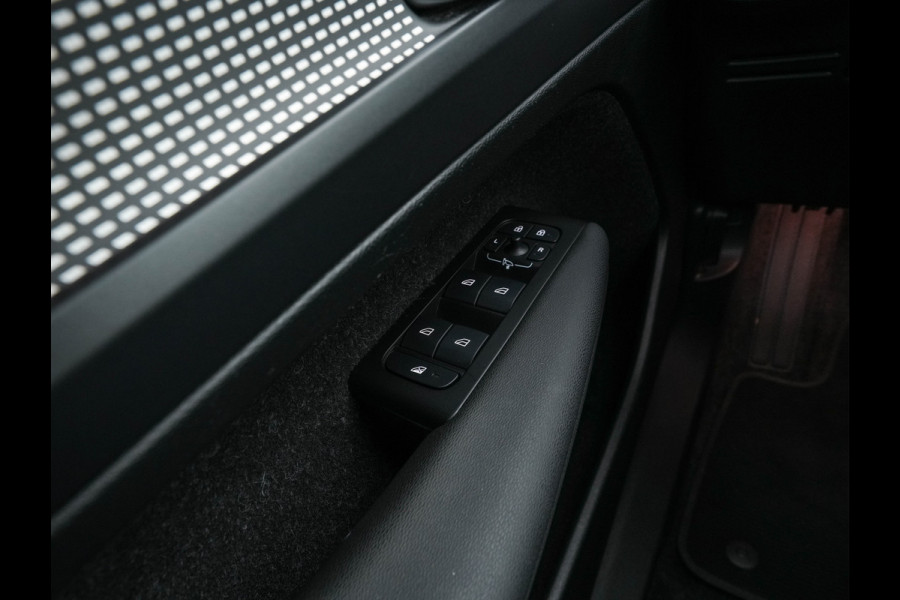 Volvo XC40 Recharge P8 AWD R-Design [ 3-Fase ] {SOH-89%} (INCL-BTW) *PANO | LEATHER-MICROFIBRE | DIGI-COCKPIT | FULL-LED | NAVI-FULLMAP | ECC | CARPLAY | PDC | KEYLESS | HEATED-SPORTSEATS | BLIS | PRIVACY-GLASS | 20"ALU*