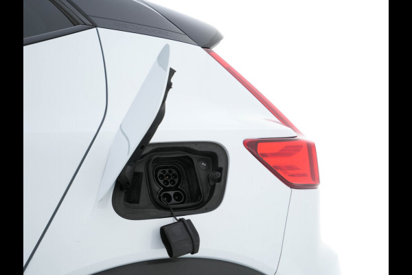 Volvo XC40 Recharge P8 AWD R-Design [ 3-Fase ] {SOH-89%} (INCL-BTW) *PANO | LEATHER-MICROFIBRE | DIGI-COCKPIT | FULL-LED | NAVI-FULLMAP | ECC | CARPLAY | PDC | KEYLESS | HEATED-SPORTSEATS | BLIS | PRIVACY-GLASS | 20"ALU*
