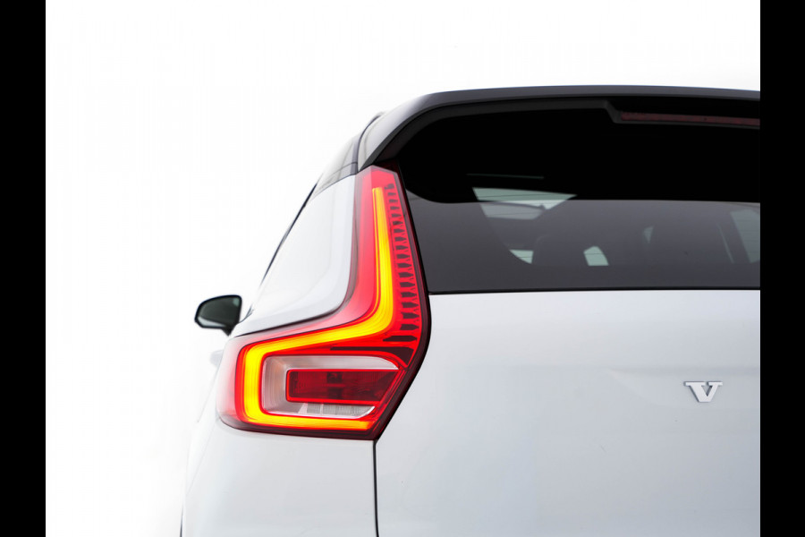 Volvo XC40 Recharge P8 AWD R-Design [ 3-Fase ] {SOH-89%} (INCL-BTW) *PANO | LEATHER-MICROFIBRE | DIGI-COCKPIT | FULL-LED | NAVI-FULLMAP | ECC | CARPLAY | PDC | KEYLESS | HEATED-SPORTSEATS | BLIS | PRIVACY-GLASS | 20"ALU*