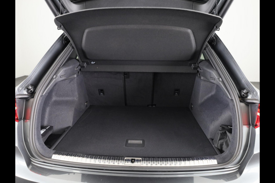 Audi Q3 35 TFSI S edition Competition 150pk| Verlengde garantie | Navigatie | Parkeercamera | 19 inch Lichtmetalen velgen | Apple Carplay/ Android Auto