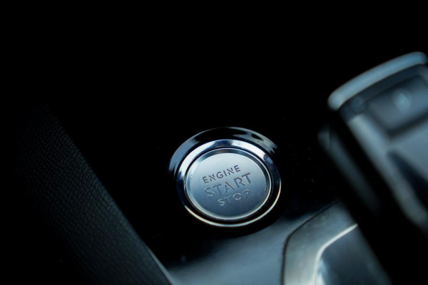 Peugeot 3008 1.6 HYbrid4 300 Première Pack Avantage GT / Pano / Stoelverwarming / Leder / Massage