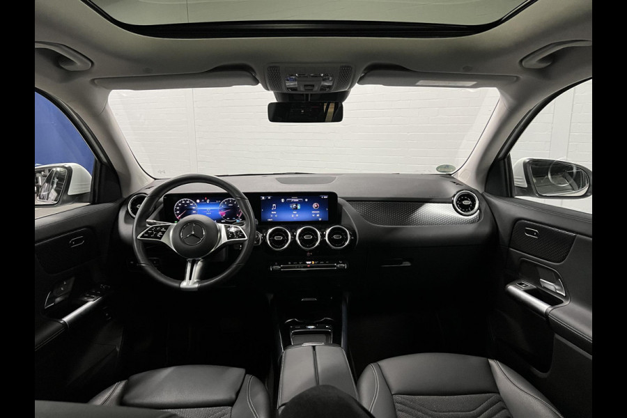 Mercedes-Benz GLA 180 Trekhaak | Open dak | Cruise control | Navigatie | Stoel-/stuurverwarming | Achteruitrij camera