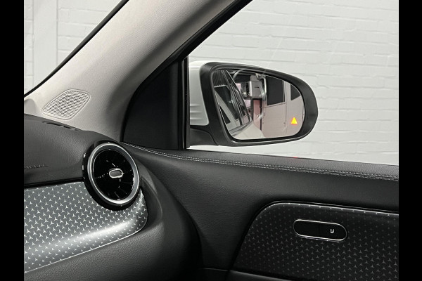 Mercedes-Benz GLA 180 Trekhaak | Open dak | Cruise control | Navigatie | Stoel-/stuurverwarming | Achteruitrij camera