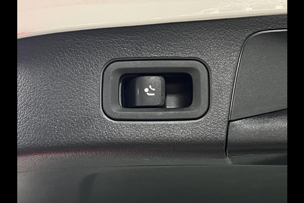 Mercedes-Benz GLA 180 Trekhaak | Open dak | Cruise control | Navigatie | Stoel-/stuurverwarming | Achteruitrij camera