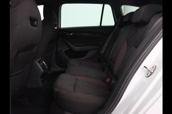 Škoda Octavia 1.4 TSI RS iV PHEV | Stoelverwarming | Head-Up | Matrix LED | Sfeerverlichting | Adaptive cruise | Side Assist | Carplay | Sportstoelen | Achterbankverwarming | Camera | Navigatie | Plug In