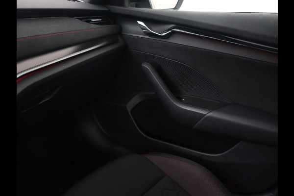 Škoda Octavia 1.4 TSI RS iV PHEV | Stoelverwarming | Head-Up | Matrix LED | Sfeerverlichting | Adaptive cruise | Side Assist | Carplay | Sportstoelen | Achterbankverwarming | Camera | Navigatie | Plug In