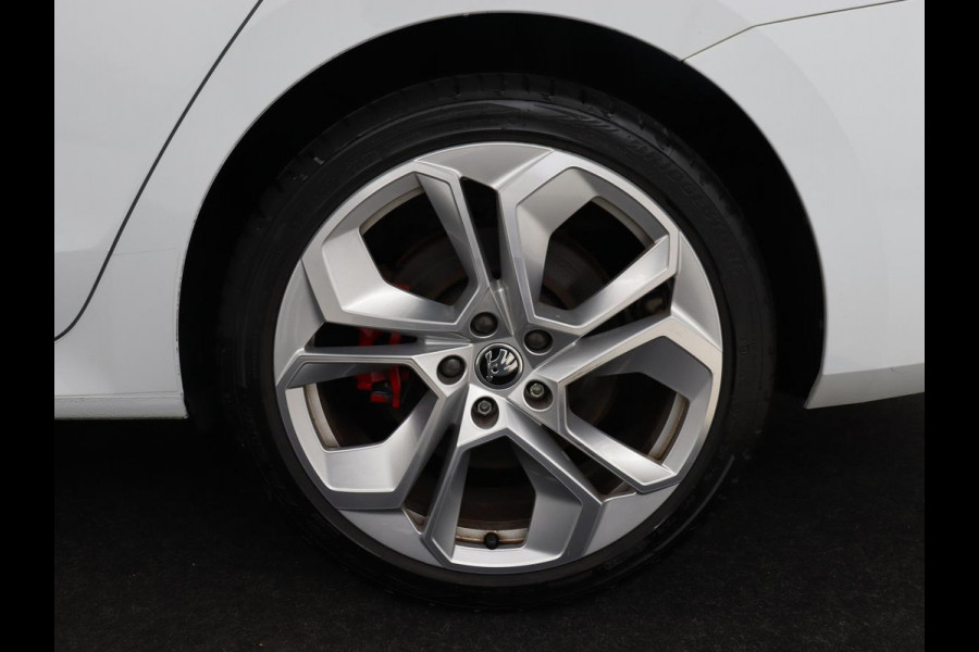 Škoda Octavia 1.4 TSI RS iV PHEV | Stoelverwarming | Head-Up | Matrix LED | Sfeerverlichting | Adaptive cruise | Side Assist | Carplay | Sportstoelen | Achterbankverwarming | Camera | Navigatie | Plug In