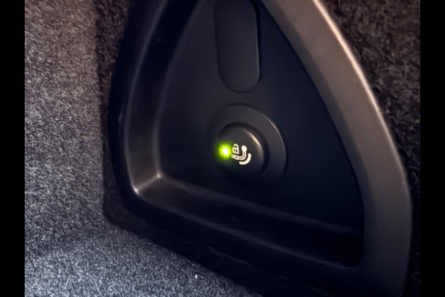 BMW 3-serie 320e M SPORT | 19 INCH VELGEN | PANORAMA | M SPORT REMMEN | TREKHAAK | ELEKTR. STOELEN MEMORY |