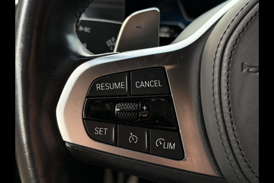 BMW 3-serie 320e M SPORT | 19 INCH VELGEN | PANORAMA | M SPORT REMMEN | TREKHAAK | ELEKTR. STOELEN MEMORY |