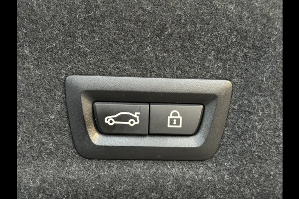 BMW 3-serie 320e M SPORT | 19 INCH VELGEN | PANORAMA | M SPORT REMMEN | TREKHAAK | ELEKTR. STOELEN MEMORY |