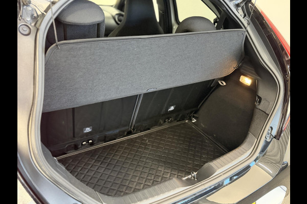 Toyota Aygo X 1.0 VVT-i Automaat Pulse | Navigatie | Apple Carplay/Android Auto | Camera | 17" Lichtmetalen Velgen | Climate Control | Adaptive Cruise Control | Two Tone