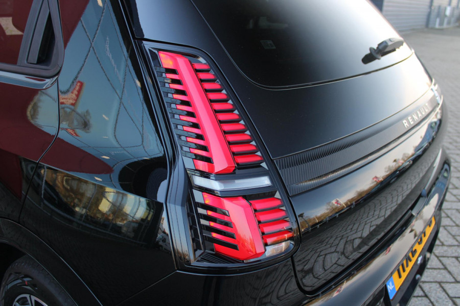 Renault 5 150PK COMFORT RANGE ICONIC CINQ 52 kWh | NAVIGATIE SYSTEEM MET GOOGLE INTERGRATIE | HARMAN KARDON PREMIUM AUDIO | FULL LED KOPLAMPEN MET MICRO-OPTICS EN FRANSE VLAG | 10"R-LINK MULTIMEDIA | 18"GRONO LICHTMETALEN VELGEN | WARM TITANIUM DAKLIJSTEN | ELEKTRISCH VERWARMDE VOOR STOELEN / STUUR | BESTUURDERSSTOEL MET ELEKTRISCH VERSTELBARE LENDESTEUN | AUTOMATISCH INPARKEREN | FLANK GUARD PROTECTION | ADAPTIEVE CRUISE CONTROL MET STOP & GO | ACHTERUITRIJCAMERA | PRIVATIE GLASS | SFEERVERLICHTING IN DIVERSE KLEUREN |