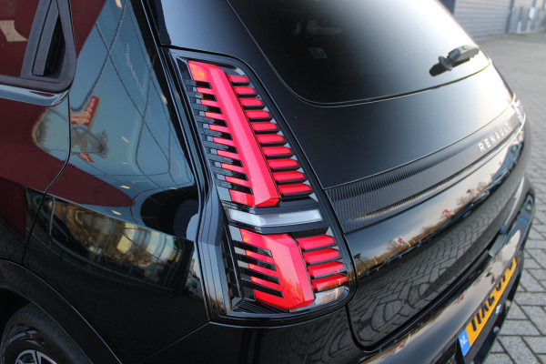 Renault 5 150PK COMFORT RANGE ICONIC CINQ 52 kWh | NAVIGATIE SYSTEEM MET GOOGLE INTERGRATIE | HARMAN KARDON PREMIUM AUDIO | FULL LED KOPLAMPEN MET MICRO-OPTICS EN FRANSE VLAG | 10"R-LINK MULTIMEDIA | 18"GRONO LICHTMETALEN VELGEN | WARM TITANIUM DAKLIJSTEN | ELEKTRISCH VERWARMDE VOOR STOELEN / STUUR | BESTUURDERSSTOEL MET ELEKTRISCH VERSTELBARE LENDESTEUN | AUTOMATISCH INPARKEREN | FLANK GUARD PROTECTION | ADAPTIEVE CRUISE CONTROL MET STOP & GO | ACHTERUITRIJCAMERA | PRIVATIE GLASS | SFEERVERLICHTING IN DIVERSE KLEUREN |