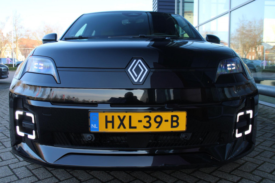 Renault 5 150PK COMFORT RANGE ICONIC CINQ 52 kWh | NAVIGATIE SYSTEEM MET GOOGLE INTERGRATIE | HARMAN KARDON PREMIUM AUDIO | FULL LED KOPLAMPEN MET MICRO-OPTICS EN FRANSE VLAG | 10"R-LINK MULTIMEDIA | 18"GRONO LICHTMETALEN VELGEN | WARM TITANIUM DAKLIJSTEN | ELEKTRISCH VERWARMDE VOOR STOELEN / STUUR | BESTUURDERSSTOEL MET ELEKTRISCH VERSTELBARE LENDESTEUN | AUTOMATISCH INPARKEREN | FLANK GUARD PROTECTION | ADAPTIEVE CRUISE CONTROL MET STOP & GO | ACHTERUITRIJCAMERA | PRIVATIE GLASS | SFEERVERLICHTING IN DIVERSE KLEUREN |