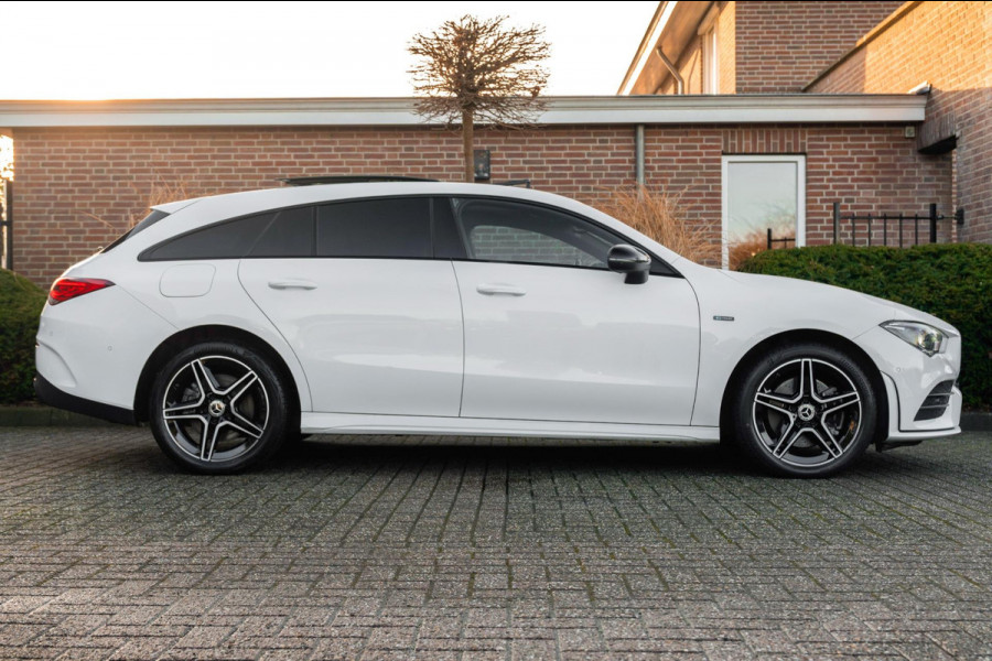 Mercedes-Benz CLA-Klasse Shooting Brake 250 e AMG Night Pakket Pano Leder Widescreen Stoelverwarming Camera 18''