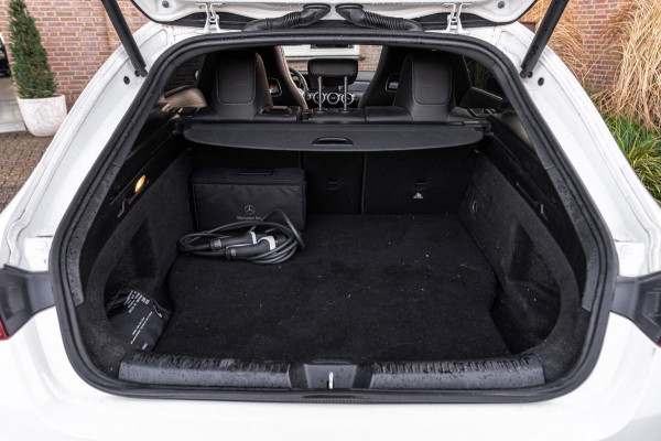 Mercedes-Benz CLA-Klasse Shooting Brake 250 e AMG Night Pakket Pano Leder Widescreen Stoelverwarming Camera 18''