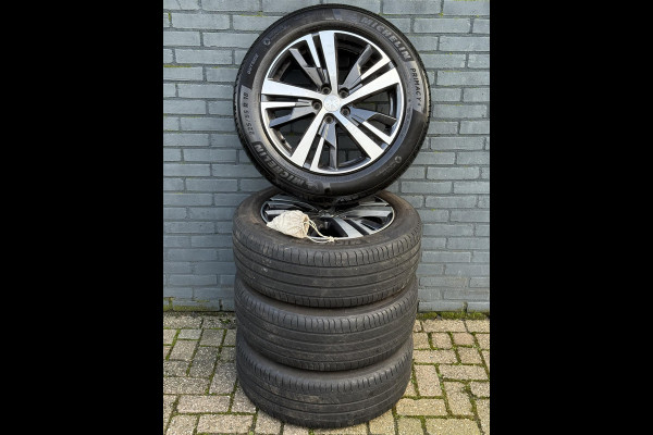 Peugeot 5008 1.2 PureTech Allure 1e Eigenaar,7 Persoons,Afn.Trekhaak,360° Camera,Pano,Apple Carplay/Android Auto,Navi,Clima,Cruise,Halfleder,N.A.P,Dealer Onderhouden,Pdc V+A,Lm velgen Extra,N.A.P,Nieuwe Apk Bij Aflevering