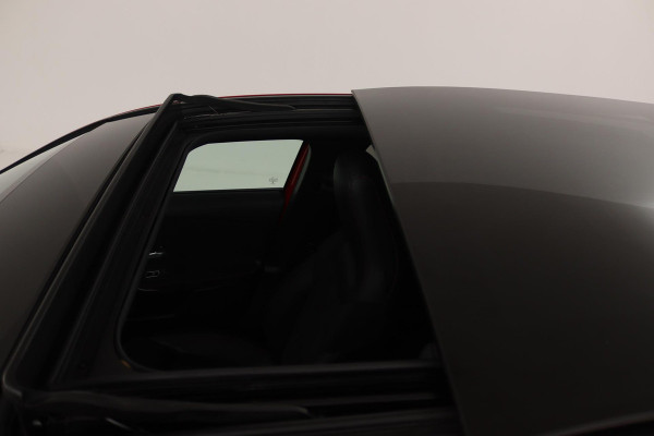 Mercedes-Benz A-Klasse 200 Business Solution AMG (PANORAMADAK, ACHTERUITRIJCAMERA, STOELVERWARMING, NAVIGATIE, PARKEERSENSOREN)