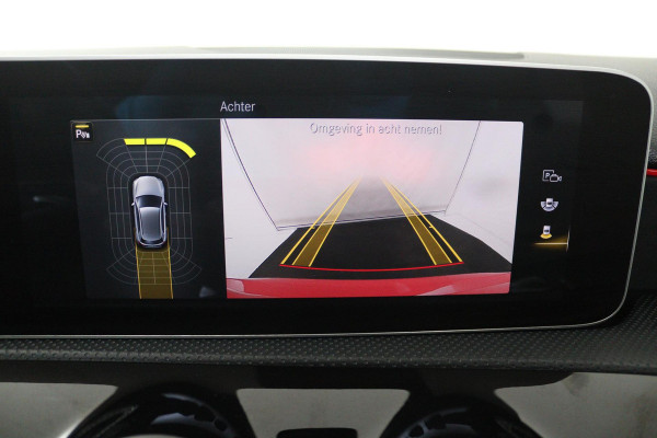 Mercedes-Benz A-Klasse 200 Business Solution AMG (PANORAMADAK, ACHTERUITRIJCAMERA, STOELVERWARMING, NAVIGATIE, PARKEERSENSOREN)