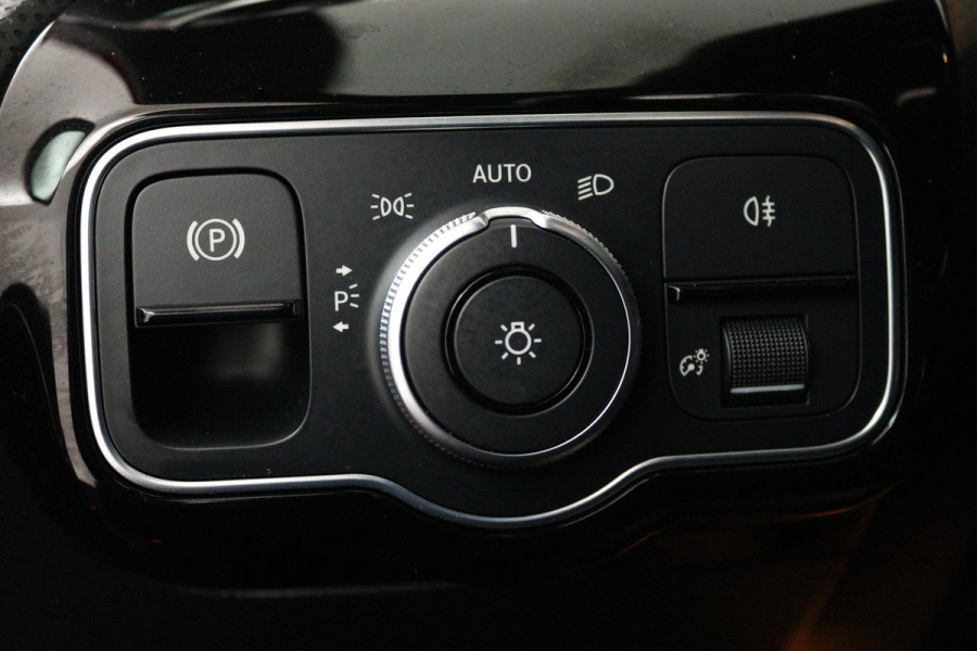 Mercedes-Benz A-Klasse 200 Business Solution AMG (PANORAMADAK, ACHTERUITRIJCAMERA, STOELVERWARMING, NAVIGATIE, PARKEERSENSOREN)