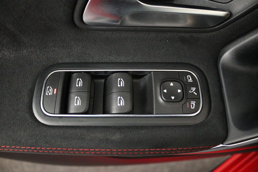 Mercedes-Benz A-Klasse 200 Business Solution AMG (PANORAMADAK, ACHTERUITRIJCAMERA, STOELVERWARMING, NAVIGATIE, PARKEERSENSOREN)