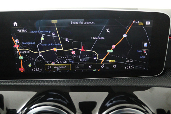 Mercedes-Benz A-Klasse 200 Business Solution AMG (PANORAMADAK, ACHTERUITRIJCAMERA, STOELVERWARMING, NAVIGATIE, PARKEERSENSOREN)
