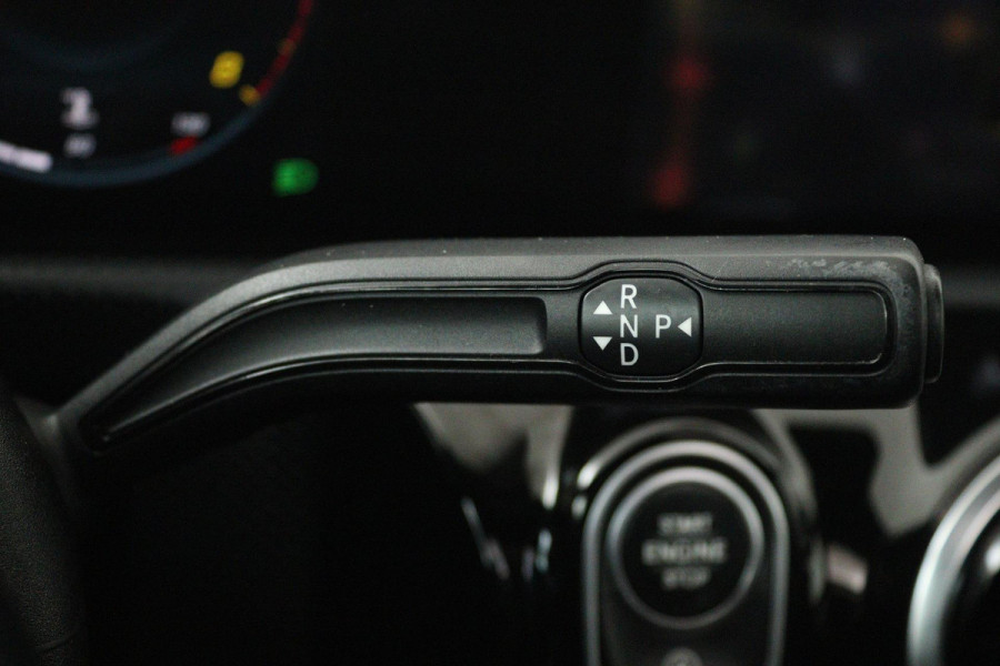 Mercedes-Benz A-Klasse 200 Business Solution AMG (PANORAMADAK, ACHTERUITRIJCAMERA, STOELVERWARMING, NAVIGATIE, PARKEERSENSOREN)