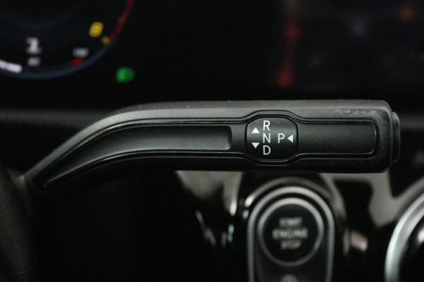 Mercedes-Benz A-Klasse 200 Business Solution AMG (PANORAMADAK, ACHTERUITRIJCAMERA, STOELVERWARMING, NAVIGATIE, PARKEERSENSOREN)
