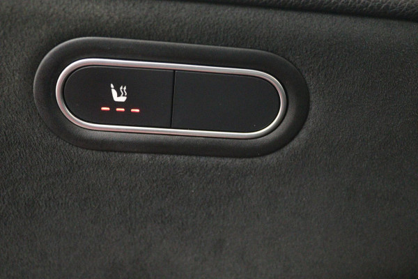 Mercedes-Benz A-Klasse 200 Business Solution AMG (PANORAMADAK, ACHTERUITRIJCAMERA, STOELVERWARMING, NAVIGATIE, PARKEERSENSOREN)