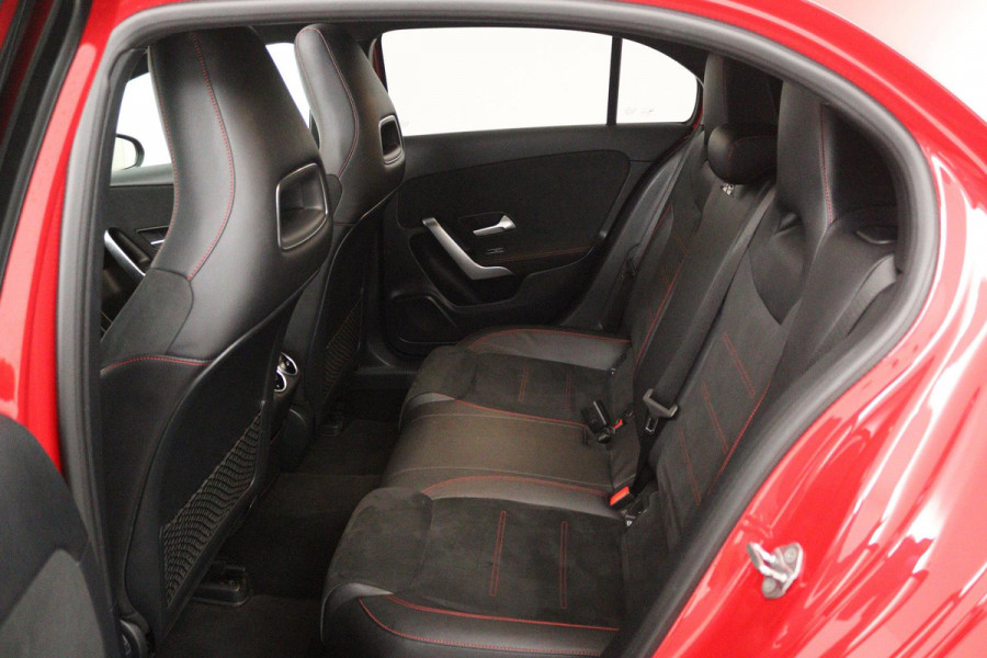 Mercedes-Benz A-Klasse 200 Business Solution AMG (PANORAMADAK, ACHTERUITRIJCAMERA, STOELVERWARMING, NAVIGATIE, PARKEERSENSOREN)